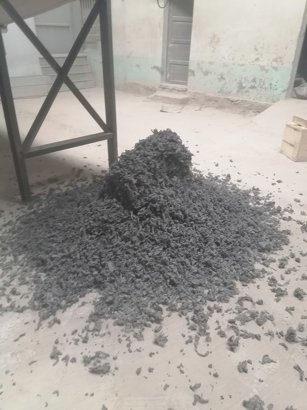 淄博地區破碎機試機調試，物料屬于夾雜重度灰塵的金屬組成件